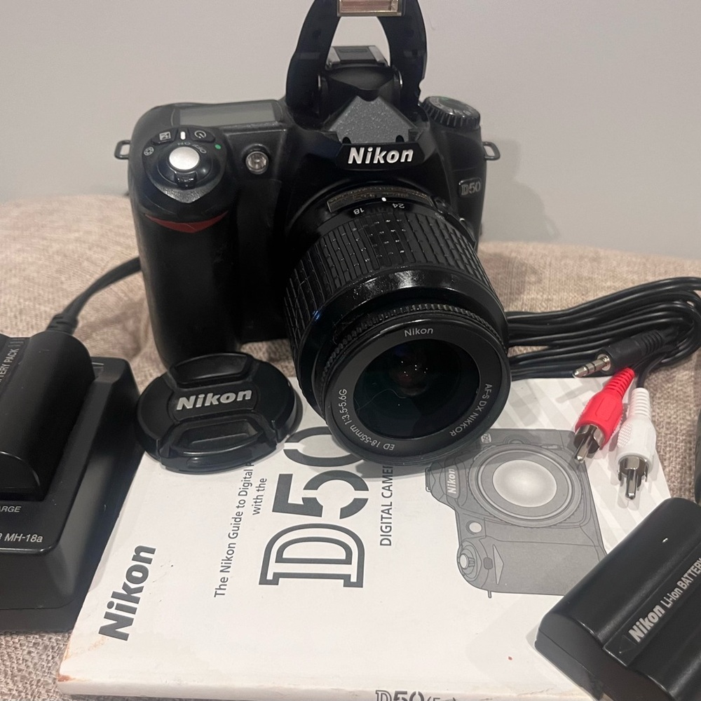 Nikon D50 digital Camera video w/Manual, Charger, A/V Cable, SD Card/Reader